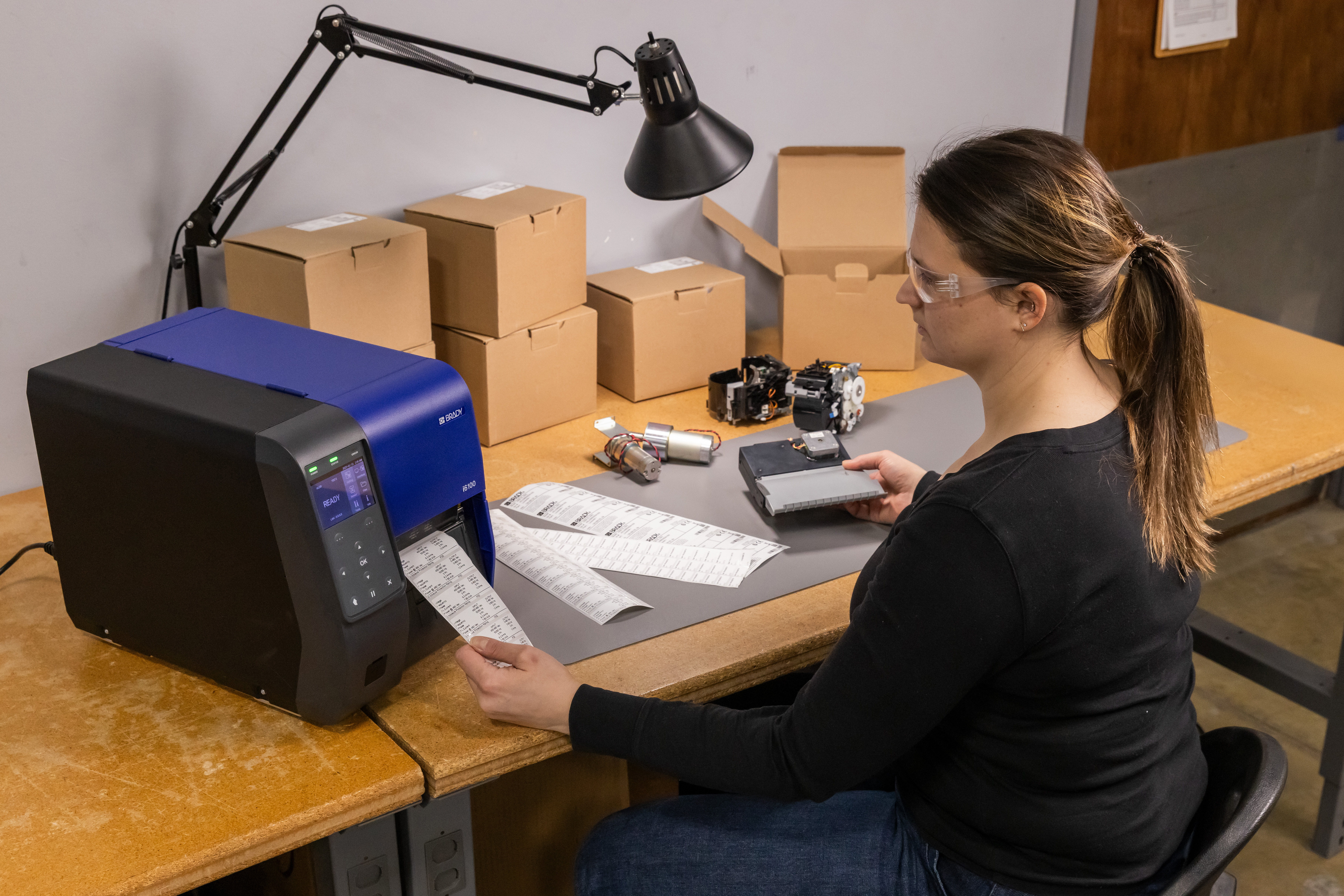 Skrivare med etiketter på ett bord