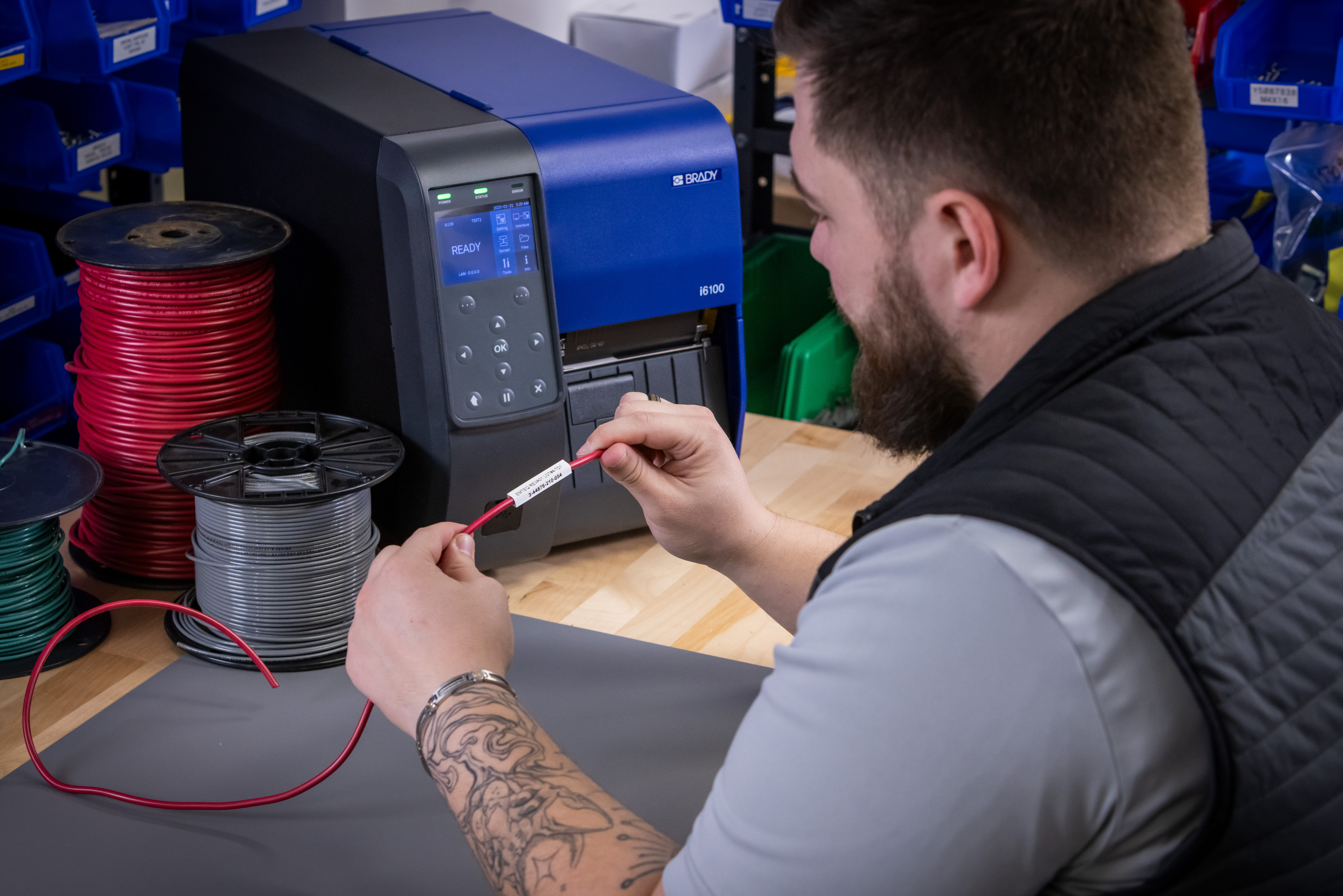 Skrivare på bord med kabel.