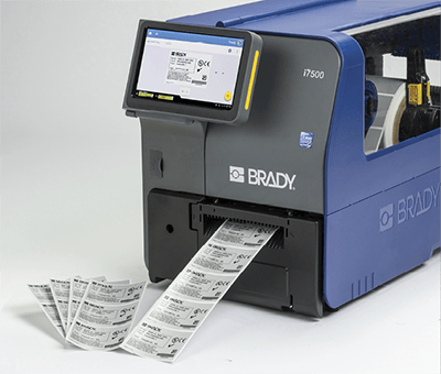 En Brady i7500-skrivare som skriver ut en stor mängd etiketter.