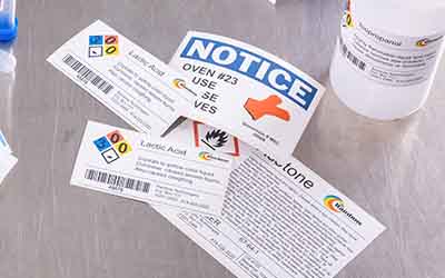 En mängd olika färgetiketter för laboratoriebruk.