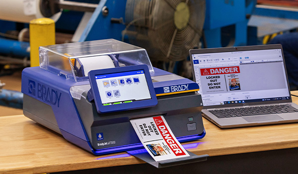 J7300-skrivare på ett skrivbord i en tillverkningsanläggning.