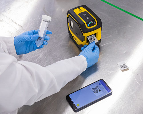 En vialetikett med QR-kod som skrivs ut i M511-skrivaren.