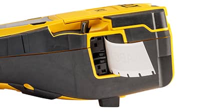 USB-A- och USB-C-portar på sidan av M710-skrivaren.