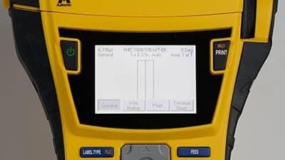 Ett batteri sätts in i undersidan av M710-skrivaren.