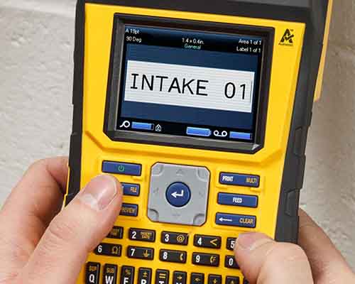 En person som skriver på M610-tangentbordet med båda tummarna.