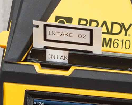 Nyutskrivna etiketter kommer ut ur M610. 