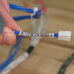 En streckkod lindad runt en liten ledning.