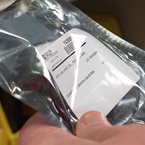 En streckkod tryckt på en blank plastpåse.