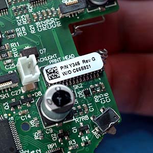 En liten 2D-streckkod på ett kretskort.