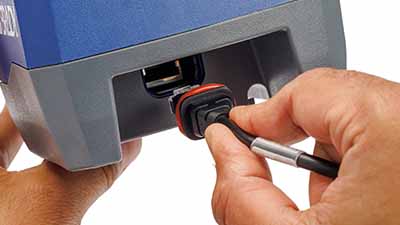 En närbild av V4500:s vattentäta laddningsport.