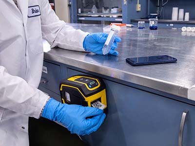 En M211-etikettskrivare är bekvämt ansluten till en arbetsstation i laboratoriet.