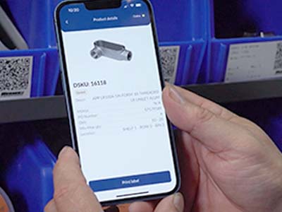 En person som använder sin egen mobilapp för att skriva ut etiketter.