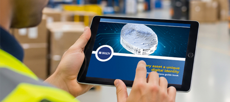 En medarbetare konsulterar handboken på en surfplatta.