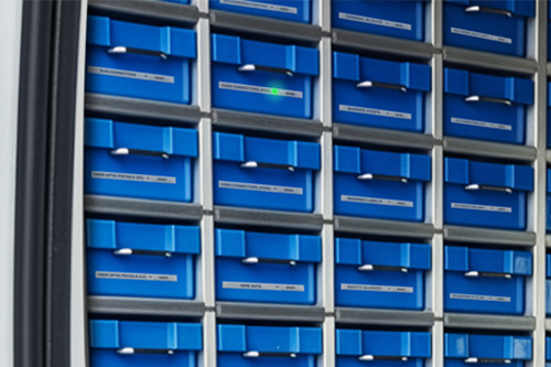 Bild av RFID-etikettapplicering med räddningspersonal och generiska skyddshjälmar för spårning av utrustning